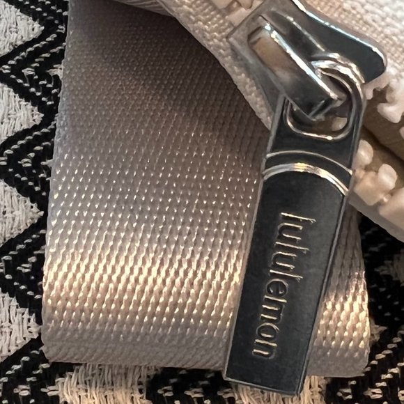 NWT Lululemon Everywhere Belt Bag - White Opal (Metal Logo) - Picture 5 of 10